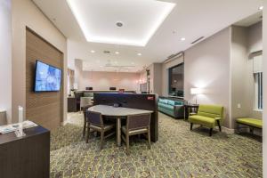 A television and/or entertainment centre at TownePlace Suites by Marriott Chicago Schaumburg