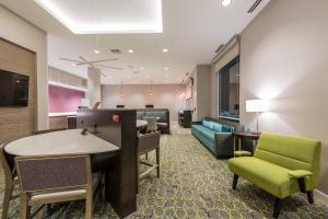 A seating area at TownePlace Suites by Marriott Chicago Schaumburg