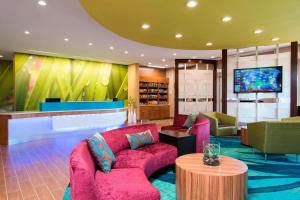 Et opholdsområde på SpringHill Suites Houston Sugarland