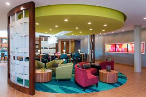 Et opholdsområde på SpringHill Suites Houston Sugarland