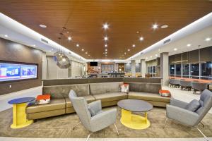 una hall con divano, sedie e bar di SpringHill Suites by Marriott Cincinnati Blue Ash a Blue Ash