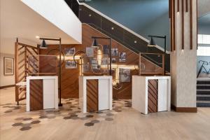 eine Lobby mit einer Treppe mit Licht und Holz in der Unterkunft Sheraton Madison Hotel in Madison