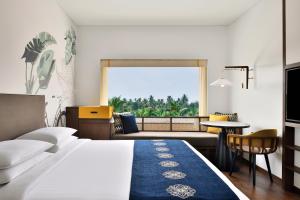 Tempat tidur dalam kamar di Port Muziris, A Tribute Portfolio Hotel by Marriott