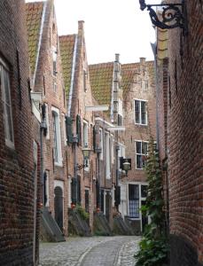 un callejón con edificios de ladrillo y una calle adoquinada en B&B Montancourt-Middelburg, en Middelburg