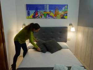 เตียงในห้องที่ Hostal Lleida