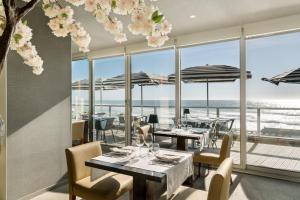 ein Restaurant mit Tischen und Stühlen und Meerblick in der Unterkunft Arribas Sintra Hotel in Sintra