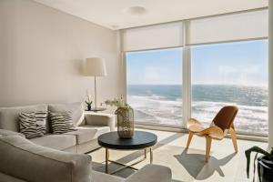 ein Wohnzimmer mit Meerblick in der Unterkunft Arribas Sintra Hotel in Sintra