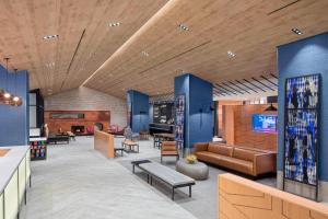 A seating area at SpringHill Suites by Marriott New York Manhattan/Times Square South