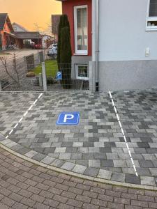 parking z znakiem parkingowym na ziemi w obiekcie Fe Wo Europa Park - Straßburg - Colmar - Wallbox w mieście Schwanau