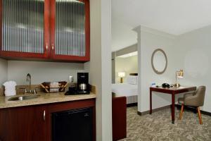 Nhà bếp/bếp nhỏ tại SpringHill Suites Chesapeake Greenbrier