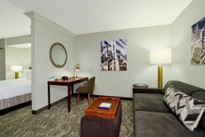 Giường trong phòng chung tại SpringHill Suites Chesapeake Greenbrier