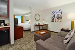 Giường trong phòng chung tại SpringHill Suites Chesapeake Greenbrier