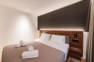 A bed or beds in a room at Kantoni Suites