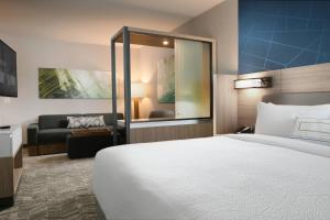 Postelja oz. postelje v sobi nastanitve SpringHill Suites Dallas DFW Airport South/CentrePort