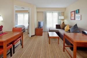 スタッフォードにあるResidence Inn Houston Sugar Land/Staffordのリビングルーム(ソファ、ベッド付)