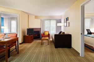 スタッフォードにあるResidence Inn Houston Sugar Land/Staffordのベッドとデスクが備わるホテルルームです。