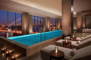 Бассейн в The St. Regis Astana или поблизости