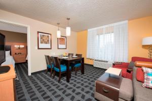 Zona d'estar a TownePlace Suites by Marriott Kalamazoo