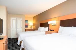 Llit o llits en una habitació de TownePlace Suites by Marriott Kalamazoo