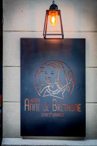 サン・マロにあるHôtel Anne de Bretagne - Réouverture 2025 après travauxの塀に掛けられた灯り