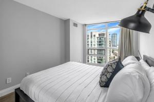 2 BR with CN Tower views with Free parking and pool tesisinde bir odada yatak veya yataklar