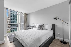 2 BR with CN Tower views with Free parking and pool tesisinde bir odada yatak veya yataklar