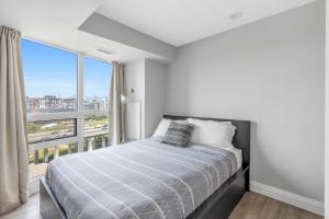 2 BR with CN Tower views with Free parking and pool tesisinde bir odada yatak veya yataklar