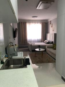 Katil atau katil-katil dalam bilik di Cozy Studio Apartment near JKIA