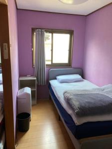 Posteľ alebo postele v izbe v ubytovaní Hostel Blue Door ホステル ブルードア