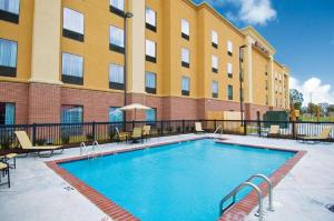 ポート・アレンにあるHampton Inn & Suites Baton Rouge/Port Allenの建物前の大型スイミングプール