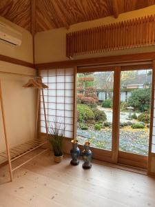 Cette chambre japonaise dispose d'une grande fenêtre et d'un jardin. dans l'établissement Den Japanske Have B & B, à Herning