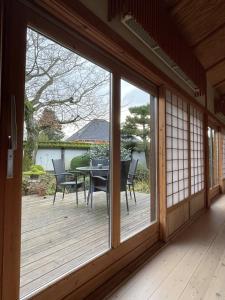 d'une terrasse avec une table et des chaises. dans l'établissement Den Japanske Have B & B, à Herning