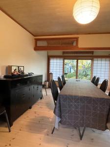 - une salle à manger avec une table et des chaises dans l'établissement Den Japanske Have B & B, à Herning