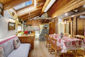 a kitchen and dining room with a table and chairs at Chalet L'Ange Des Neiges in Valtournenche