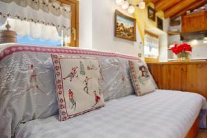 a bedroom with a bed with two pillows on it at Chalet L'Ange Des Neiges in Valtournenche