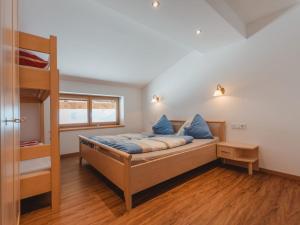 1 dormitorio con litera y almohadas azules en Apartment Tauernblick by Interhome, en Bramberg am Wildkogel