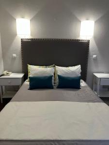 1 dormitorio con 1 cama grande y 2 mesitas de noche en Rio Maior Hotel, en Rio Maior