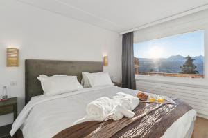 Una cama o camas en una habitación de Crans Montana Suites