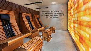 a row of benches in a waiting room at Hotel Villa Toskana in Leimen