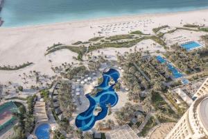 Piscina de la sau aproape de Waldorf Astoria Ras Al Khaimah