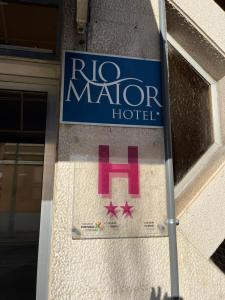 een bord voor een rko groot hotel op een gebouw bij Rio Maior Hotel in Rio Maior