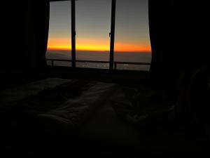 een silhouet van een bed in een kamer met een zonsondergang bij Hotel Pristine Himalaya in Pokhara