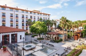 una vista aérea del patio de un gran edificio blanco en PortAventura Hotel Roulette - Includes unlimited access to PortAventura Park & 1 access to Ferrari Land, en Salou