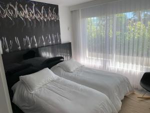 Un dormitorio con una cama grande y una ventana en Yoo Punta Del Este, en Punta del Este