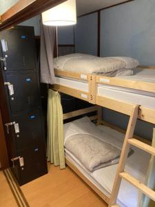 Posteľ alebo postele v izbe v ubytovaní Hostel Blue Door ホステル ブルードア