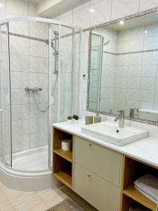 Un baño de Fundis Apartment