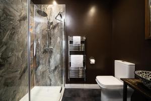 bagno con doccia e servizi igienici. di The Harrison Chambers of Distinction a Belfast