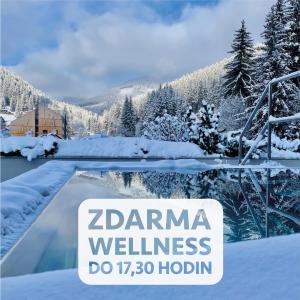 Un cartello che legge zaminana wellness do hormion nella neve di HOTEL PECR WELL a Pec pod Sněžkou