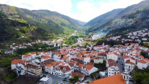 曼泰加什Casa das Faias - Serra da Estrela的享有山区小镇的空中景色