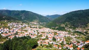 曼泰加什Casa das Faias - Serra da Estrela的享有山区小镇的空中景色